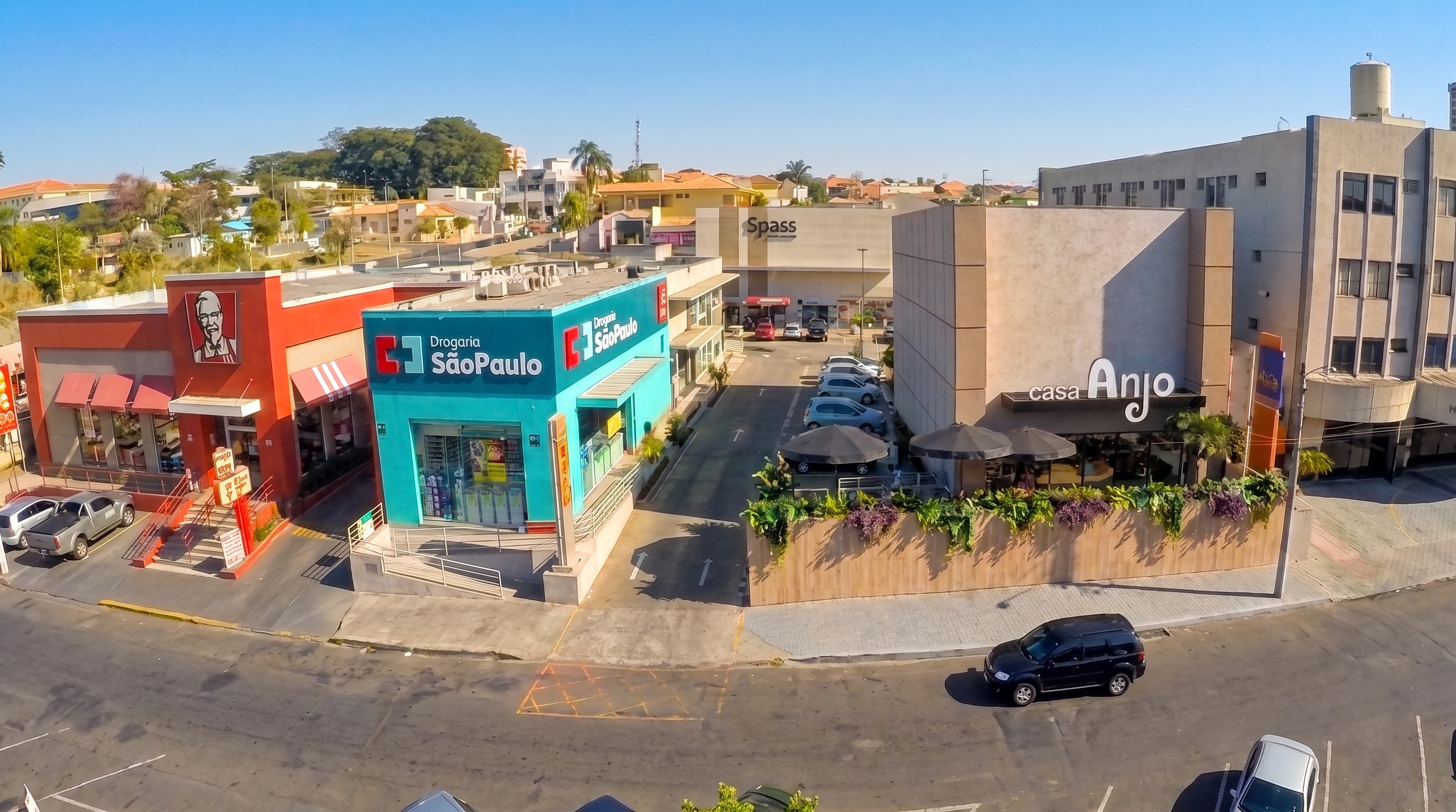 Vista aérea do Spass Rio Claro com o KFC ao lado